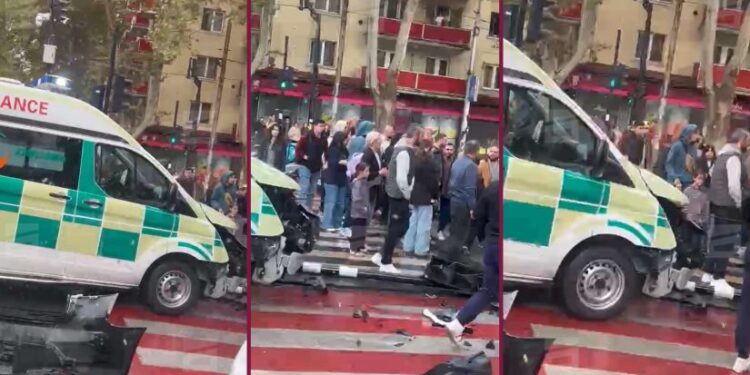 თბილისში ერთმანეთს მსუბუქი ავტომობილი და სასწრაფოს მანქანა შეეჯახნენ