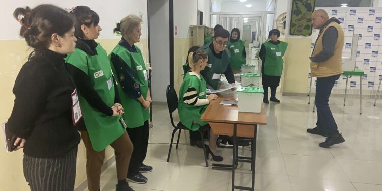 ოზურგეთში ყველა საარჩევნო უბანი გაიხსნა – ხმის მიცემა დაიწყო