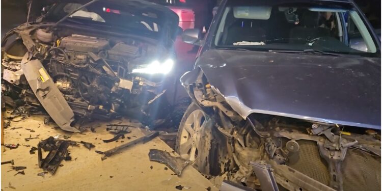 ვიდეო – რუსთავში მანქანა გაჩერებულ ავტომობილებს შეეჯახა