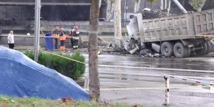 თბილისში ავარიის შედეგად სატვირთო ავტომობილის მძღოლი დაიღუპა