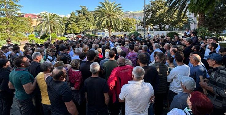 ბათუმში უსახლკაროები აქციას მართავენ და ბათუმის მერის გადადგომას ითხოვენ