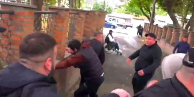 ხელჩართული ჩხუბი ისანში საარჩევნო უბანთან