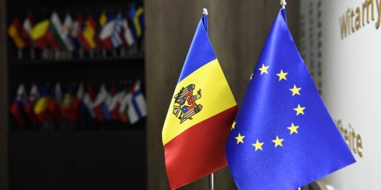 მოლდოვის საკონსტიტუციო რეფერენდუმზე ბიულეტენების 98 პროცენტის დათვლის შემდეგ, 50,03 პროცენტი ევროინტეგრაციის მომხრეა, ხოლო 49,97 პროცენტი წინააღმდეგი