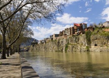 თბილისში მდინარე მტკვარში ბორანი გაიჭედა