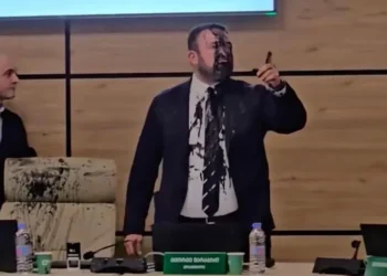 ცესკოს სხდომაზე დავით კირთაძემ გიორგი კალანდარიშვილს “შავი ლაქა” უწოდა და შავი საღებავი შეასხა