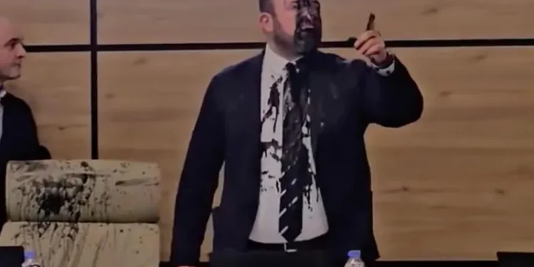 ცესკოს სხდომაზე დავით კირთაძემ გიორგი კალანდარიშვილს “შავი ლაქა” უწოდა და შავი საღებავი შეასხა