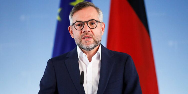 მე კატეგორიული წინააღმდეგი ვიყავი უვიზო რეჟიმის შეჩერების, მაგრამ პოზიცია შევიცვალე – ეს არის ყველაზე მნიშვნელოვანი ინსტრუმენტი, რათა თბილისს მივაწოდოთ მკაფიო გზავნილი, რომ შეწყვიტოს ანტიდემოკრატიული პოლიტიკა – მიხეილ როთი