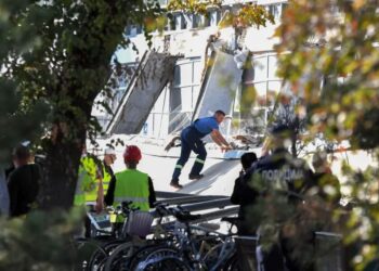 ვიდეო – სერბეთში, რკინიგზის სადგურზე ბეტონის გადახურვის ჩამონგრევის შედეგად რვა ადამიანი დაიღუპა