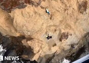 ვიდეო – მომენტი, როცა კლდეზე მიჯაჭვული ადამიანი ვერტმფრენით გადაარჩინეს