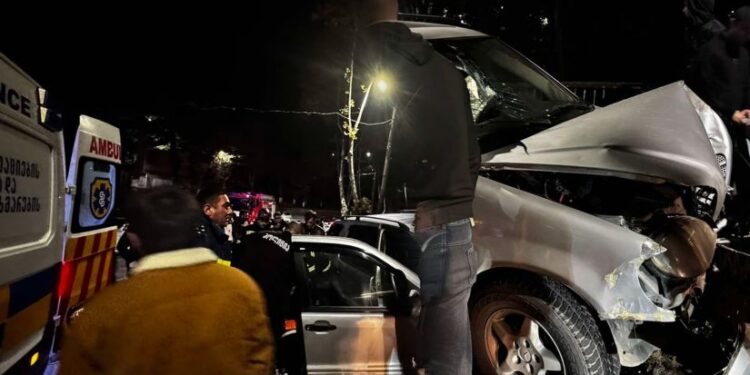 ავტომანქანა ხეს შეეჯახა – დაშავებულია ერთი ადამიანი