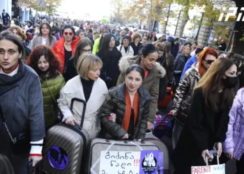 თბილისში ქალთა მარში მიმდინარეობს – პროტესტის მონაწილეებმა ლეონიძის ქუჩა გადაკეტეს