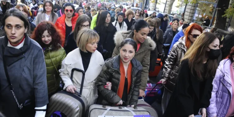 თბილისში ქალთა მარში მიმდინარეობს – პროტესტის მონაწილეებმა ლეონიძის ქუჩა გადაკეტეს