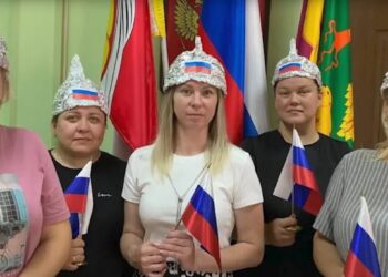 პრანკერმა რუსეთში NATO-ს რადიაციისგან დასაცავად მასწავლებლებს ფოლგის ქუდები დაამზადებინა