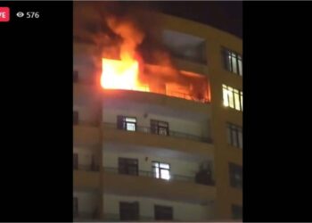 ამ წუთებში ძლიერი ხანძარია საცხოვრებელ ბინაში, რუსთავში