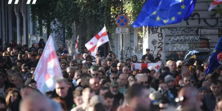 ოპოზიციური პარტიების წარმომადგენლები და მოქალაქეები პრეზიდენტის ადმინისტრაციასთან მივიდნენ