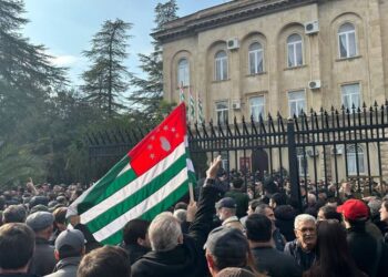 აფხაზეთში აქციის მონაწილეები პარლამენტის ტერიტორიაზე შეიჭრნენ