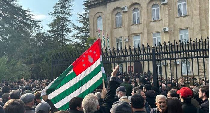 აფხაზეთში აქციის მონაწილეები პარლამენტის ტერიტორიაზე შეიჭრნენ