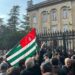 აფხაზეთში აქციის მონაწილეები პარლამენტის ტერიტორიაზე შეიჭრნენ