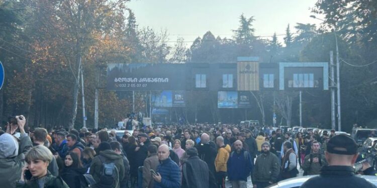 პროტესტი გაყალბებულ არჩევნებს – საპროტესტო აქციის მონაწილეებმა გმირთა მოედანი გადაკეტეს