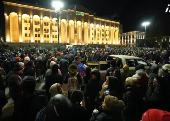 მსვლელობის მონაწილეები რუსთაველის გამზირზე პროტესტეს შეუერთდნენ