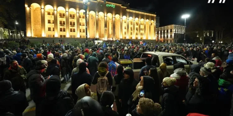 მსვლელობის მონაწილეები რუსთაველის გამზირზე პროტესტეს შეუერთდნენ