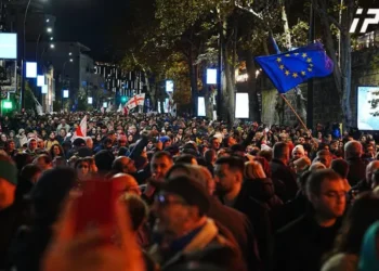 აქციის მონაწილეებმა მელიქიშვილის გამზირიდან კვლავ ჭავჭავაძის გამზირზე, თსუ-ს ტერიტორიაზე გადაინაცვლეს