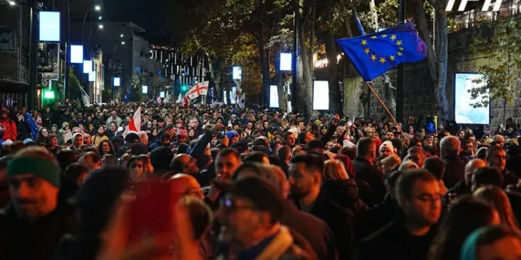აქციის მონაწილეებმა მელიქიშვილის გამზირიდან კვლავ ჭავჭავაძის გამზირზე, თსუ-ს ტერიტორიაზე გადაინაცვლეს