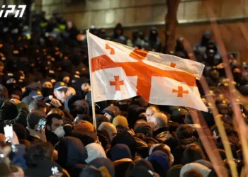 პარლამენტის მიმდებარედ, ჭიჭნაძის ქუჩაზე კვლავ დაპირისპირებაა – პოლიციამ სავარაუდოდოდ რამდენიმე მომიტინგე დააკავა