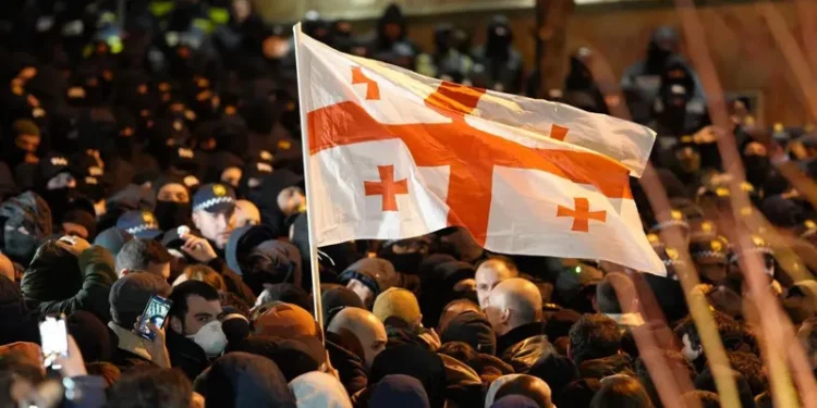 პარლამენტის მიმდებარედ, ჭიჭნაძის ქუჩაზე კვლავ დაპირისპირებაა – პოლიციამ სავარაუდოდოდ რამდენიმე მომიტინგე დააკავა