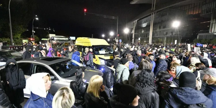 ოპოზიციონერი ლიდერები და აქციის მონაწილეები იუსტიციის სახლთან მივიდნენ