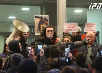 აქციის მონაწილეები „საქართველოს პირველი არხის“ მენეჯმენტის გადადგომას ითხოვენ