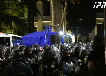 პარლამენტთან, 9 აპრილის ქუჩაზე, “რობოკოპები” და წყლის ჭავლის მანქანა გამოჩნდნენ