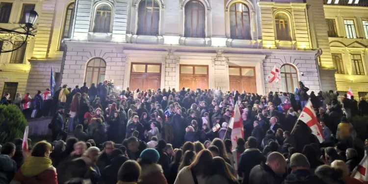 ჯგუფ „დაიტოვეს“ ორგანიზებული აქციის მონაწილეები თსუ-ს პირველ კორპუსთან მივიდნენ