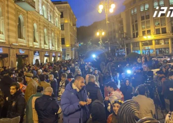 თავისუფლების მოედანზე ხელახალი არჩევნების მოთხოვნით მოქალაქეები საპროტესტო აქციაზე იკრიბებიან
