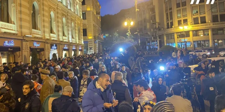 თავისუფლების მოედანზე ხელახალი არჩევნების მოთხოვნით მოქალაქეები საპროტესტო აქციაზე იკრიბებიან