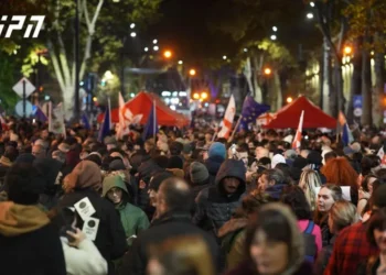 კარვების გაშლის გამო, ჭავჭავაძისა და მელიქიშვილის გამზირების, ვარაზისხევისა და კეკელიძის ქუჩის, დამაკავშირებელი გზაჯვარედინი პარალიზებულია