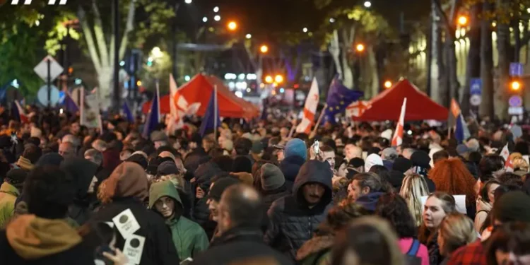 კარვების გაშლის გამო, ჭავჭავაძისა და მელიქიშვილის გამზირების, ვარაზისხევისა და კეკელიძის ქუჩის, დამაკავშირებელი გზაჯვარედინი პარალიზებულია