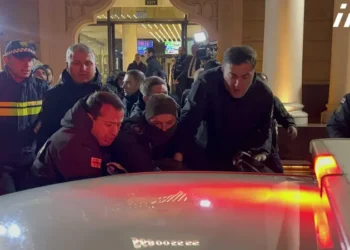 აჭარის მთავრობის სახლთან სამართალდამცავებსა და აქციის მონაწილეებს შორის ფიზიკური დაპირისპირებაა