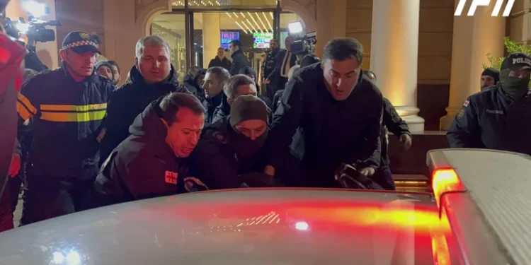 აჭარის მთავრობის სახლთან სამართალდამცავებსა და აქციის მონაწილეებს შორის ფიზიკური დაპირისპირებაა