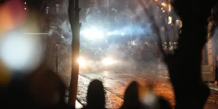 რუსთაველის გამზირზე მომიტინგეების წინააღმდეგ წყლის ჭავლს იყენებენ