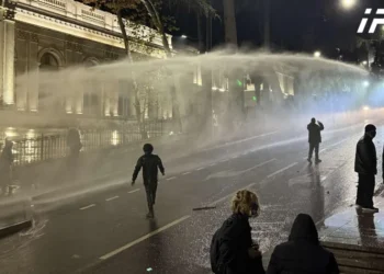 სპეცრაზმმა აქციის მონაწილეების წინააღმდეგ წყლის ჭავლის გამოყენება დაიწყო