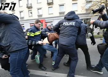 მელიქიშვილის გამზირზე, პოლიციასა და აქციის მონაწილეებს შორის ფიზიკური დაპირისპირება მოხდა – სავარაუდოდ, ე.წ. წიწაკის სპრეი გამოიყენეს