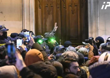 პარლამენტის მიმდებარედ, ჭიჭინაძის ქუჩაზე პოლიციასა და აქციის მონაწილეებს შორის დაპირისპირებაა