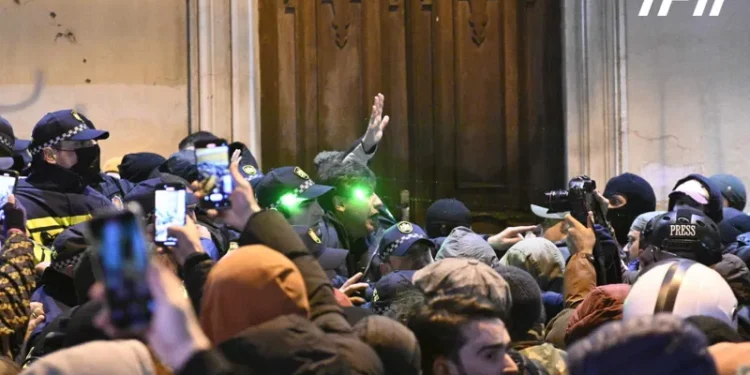 პარლამენტის მიმდებარედ, ჭიჭინაძის ქუჩაზე პოლიციასა და აქციის მონაწილეებს შორის დაპირისპირებაა