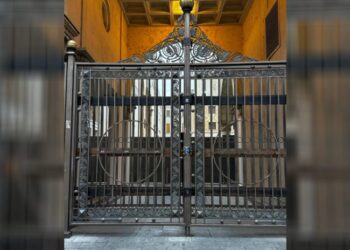 პარლამენტის ჭიშკრები რკინის კონსტრუქციებით გაამაგრეს და დააბოქლომეს