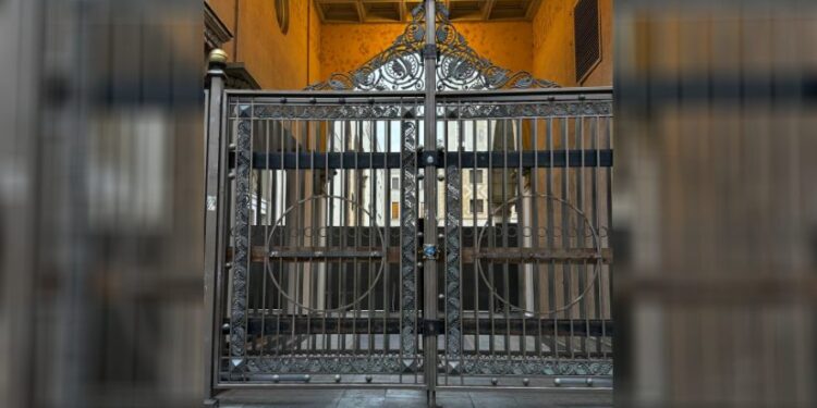 პარლამენტის ჭიშკრები რკინის კონსტრუქციებით გაამაგრეს და დააბოქლომეს