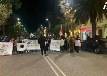 ფოთში აქციის მონაწილეები მერიის შენობასთან შეიკრიბნენ და გზა გადაკეტეს