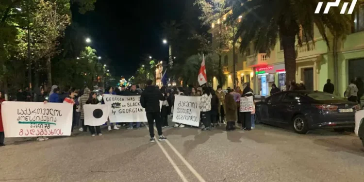 ფოთში აქციის მონაწილეები მერიის შენობასთან შეიკრიბნენ და გზა გადაკეტეს