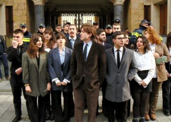 ” ვართ თუ არა ლეგიტიმურები?” – ილიაუნის სტუდენტებმა პარლამენტის უკან აქცია-პერფორმანსი გამართეს