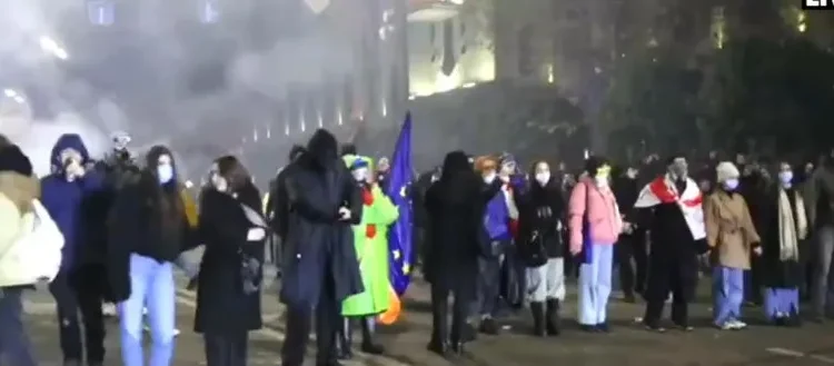 აქციის მონაწილეებმა ერთმანეთს ხელი ჩაჰკიდეს და სპეცრაზმელების წინ ცოცხალი ჯაჭვი გააკეთეს